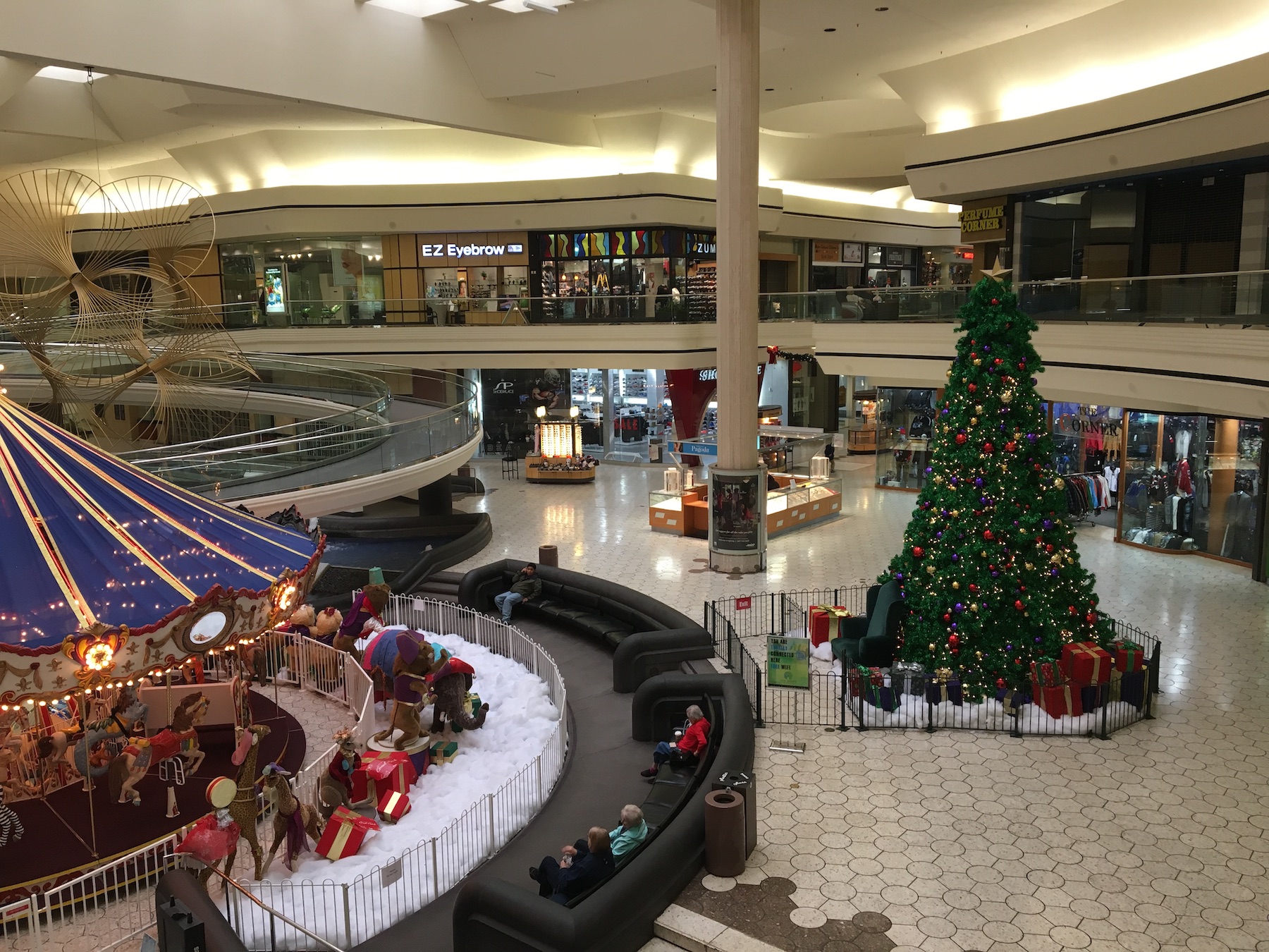 Washington Square Mall in Indianapolis, IN. Haven't been in Indy for  probably 15 years and wanted to check out a comic shop. The vibes here were  fantastic : r/deadmalls